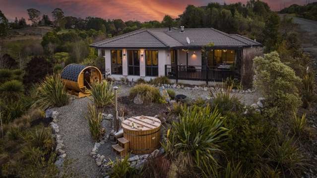 Private Oasis with Sauna and Hot Tub!