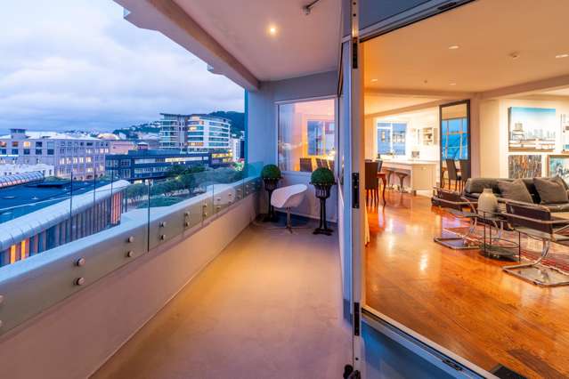 EXECUTIVE 3 BEDROOMS & OFFICE & 3 CAR GARAGING