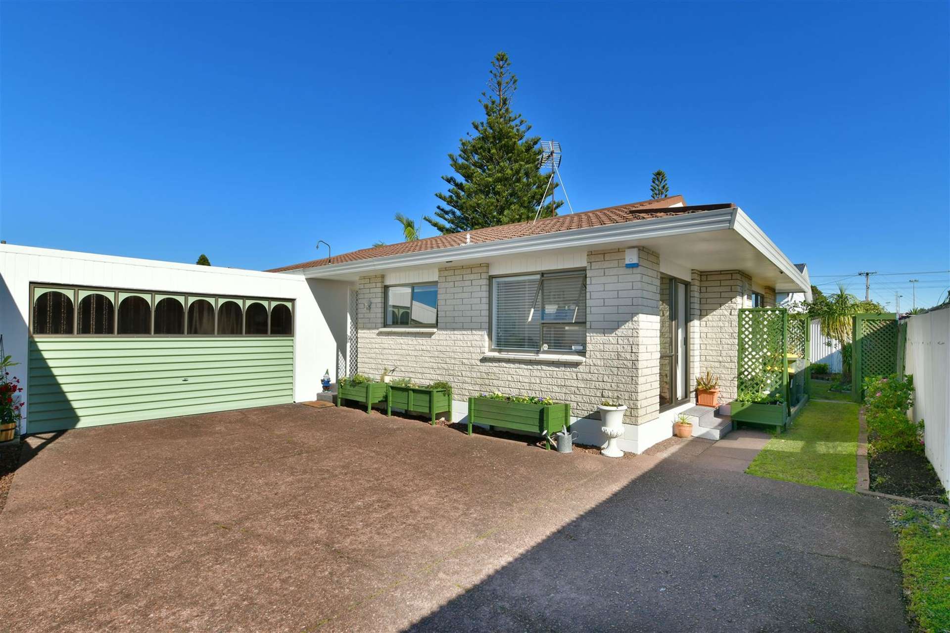 2/18 Edward Avenue Orewa_0