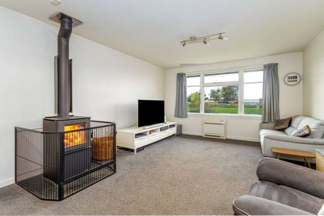Modern Comforts  - Bonus Outdoor Office!