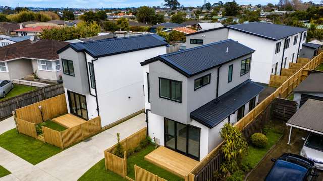 2 BEDROOMS PLUS STUDY - LOCATION IS THE KEY!