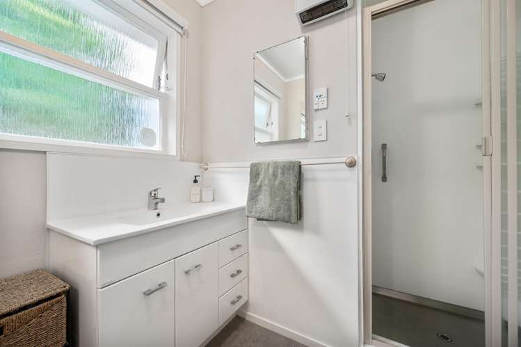 18 Florio Terrace Tawa_11