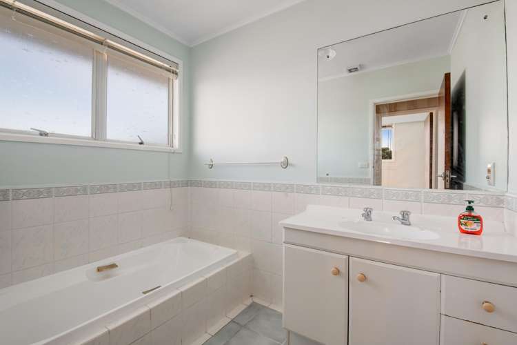 18 &18A Red Beach Road Red Beach_12