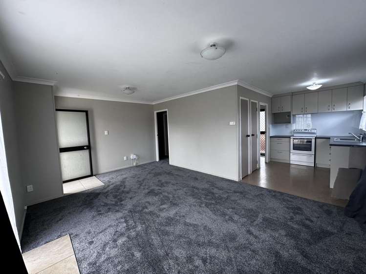 2/6 Kennington Drive Clendon Park_2