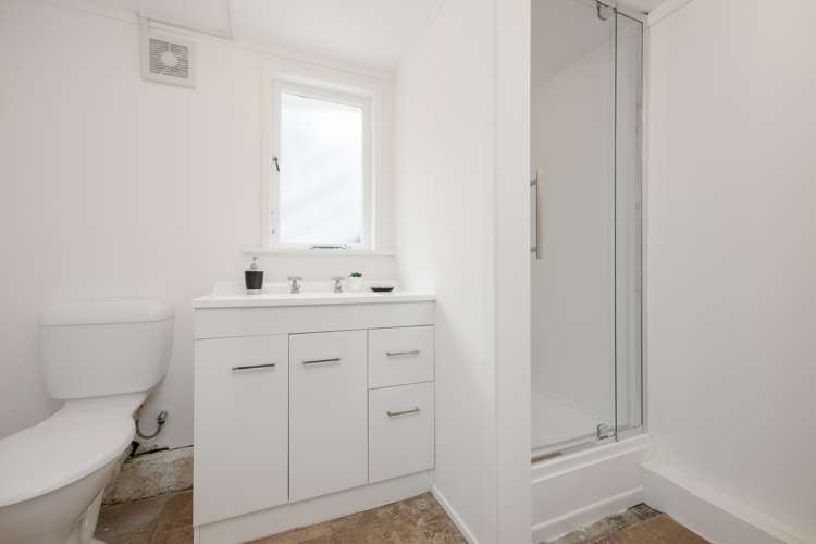 9 Piccadilly Circus Snells Beach_18