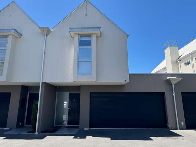 Three Bedroom Merivale Townhouse!