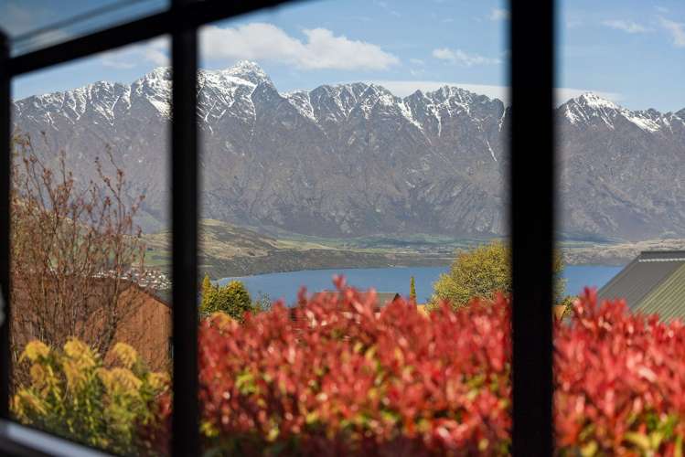 9 Greenstone Place Fernhill/Sunshine Bay_13