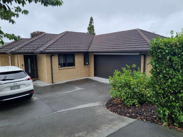 Modern 3-Bedroom Home with Double Garage & Easy-Care Section
