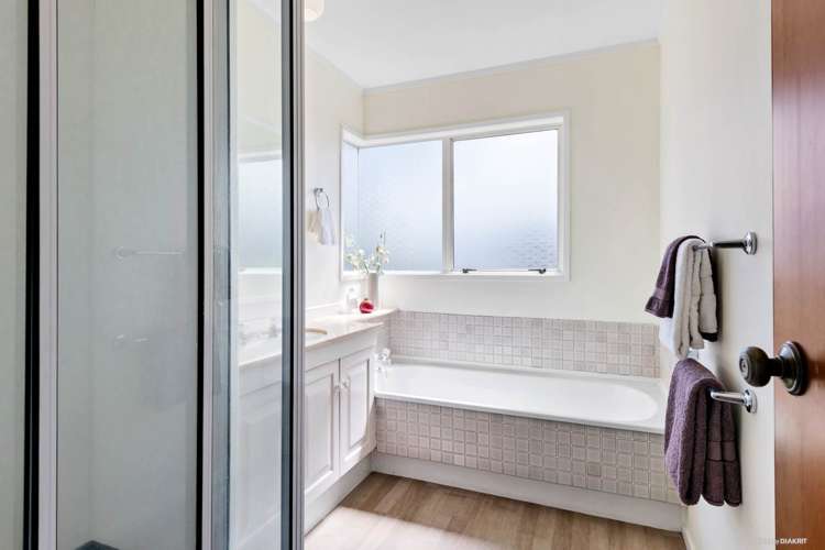 6 Crescent Hills Court Northpark_11