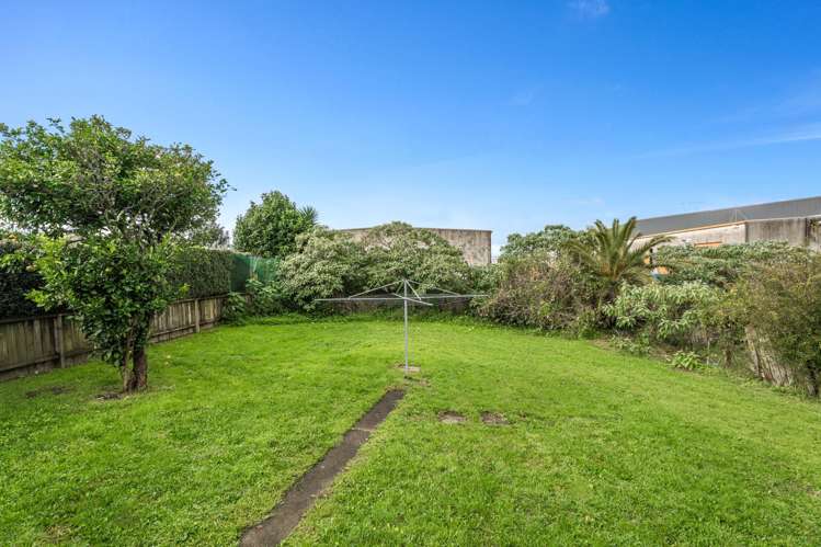 37 Featherston Crescent Otara_12