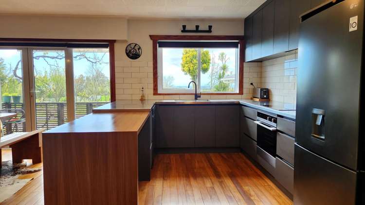 2041 Egmont Road Kaimiro_7