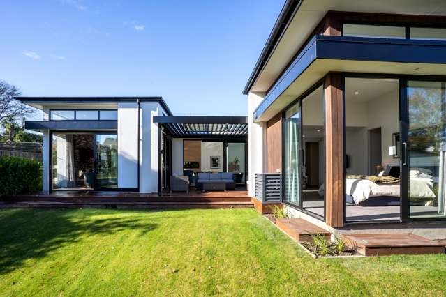 Exquisite Single Level Living on 923 sqm