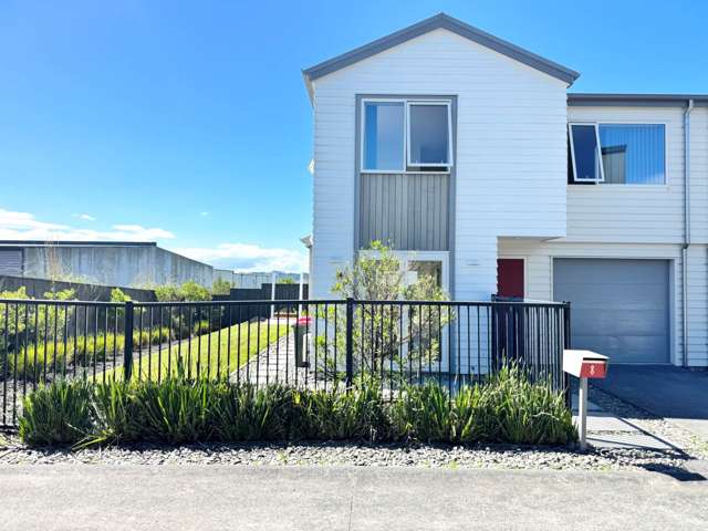 Sunny Townhouse with Large Outdoor Living