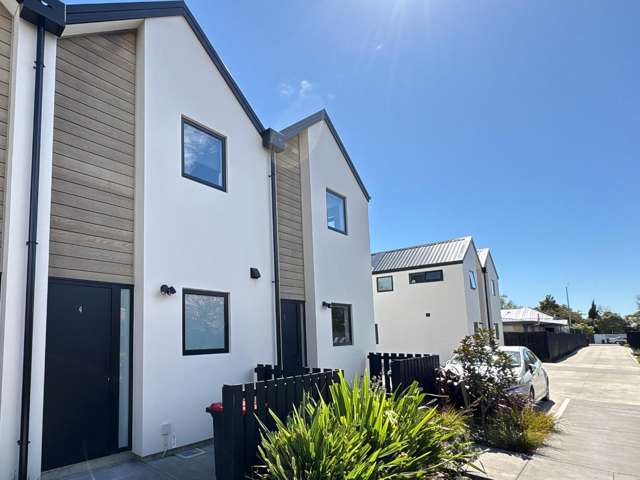 Modern, warm 2 bedroom townhouse with carpark!