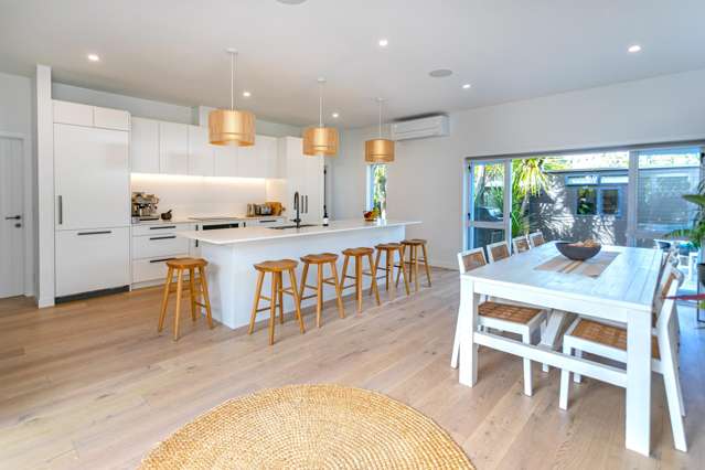 STYLISH & MODERN ON OCEAN BEACH ROAD