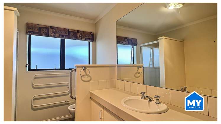 215 Frimley Oaks Frimley_11
