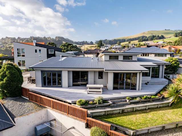 Contemporary coastal living