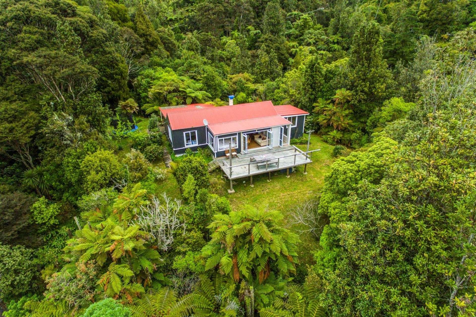 917 West Coast Road Waiatarua_0