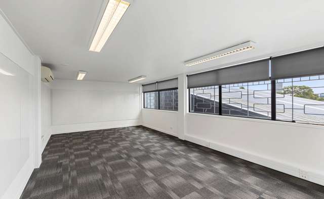 BOUTIQUE PONSONBY / THREE LAMPS OFFICE
