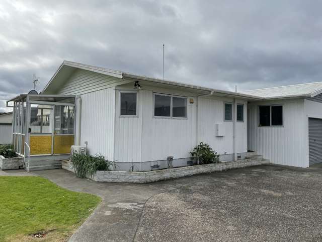 Elm Road , Akina