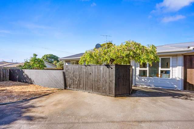 Sunshine, Style & Location- 3-Bed Awaits!