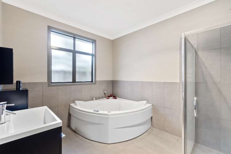 14 Thistlewood Avenue Hamilton East_12