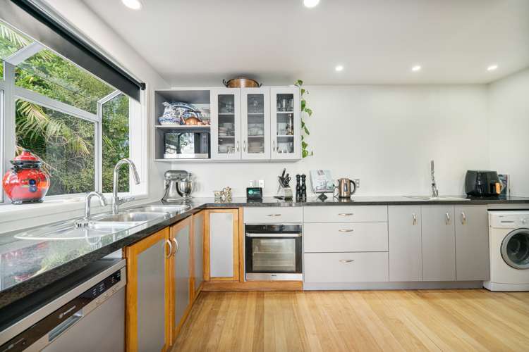 854 West Coast Road Waiatarua_8