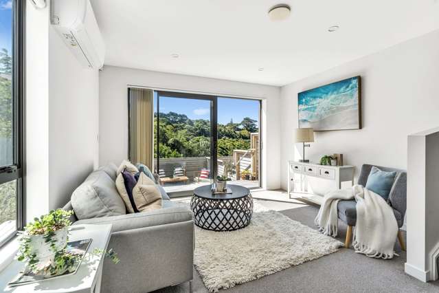 Sun-Soaked Living & Leafy Green Views