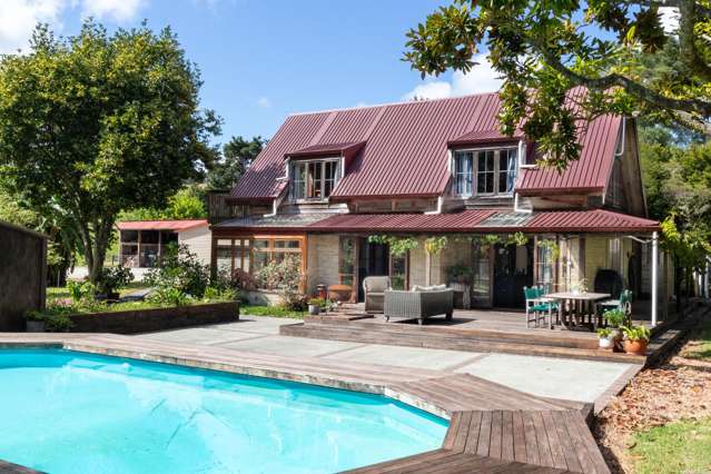 Stunning mudbrick farmhouse lifestyle