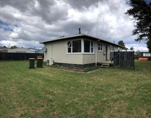 4 beds 1 bath house in Papakura - Lots of parking space