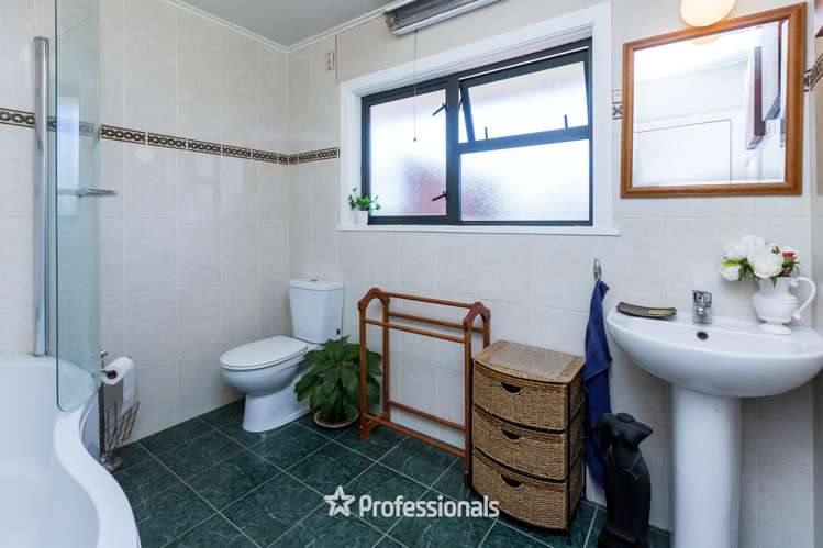 8 Coates Grove Silverstream_17