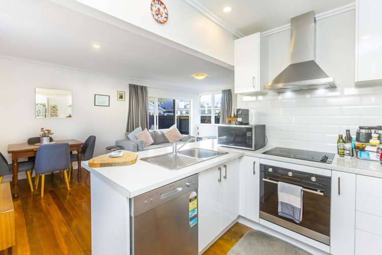 1/32 Bay Street Petone_3