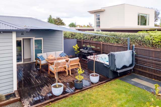 Beautifully renovated - a stones throw from town