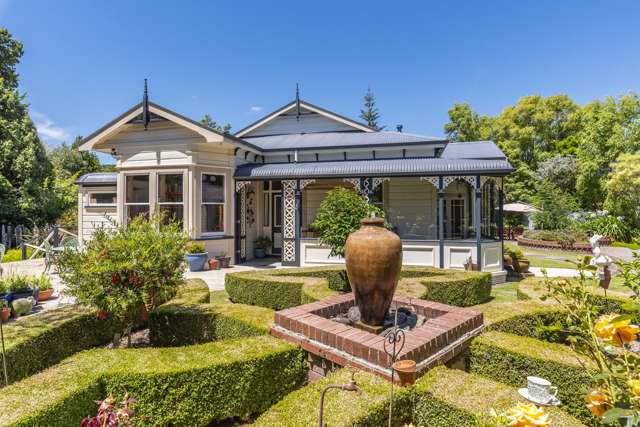 Timeless elegance in the heart of Raumati Beach