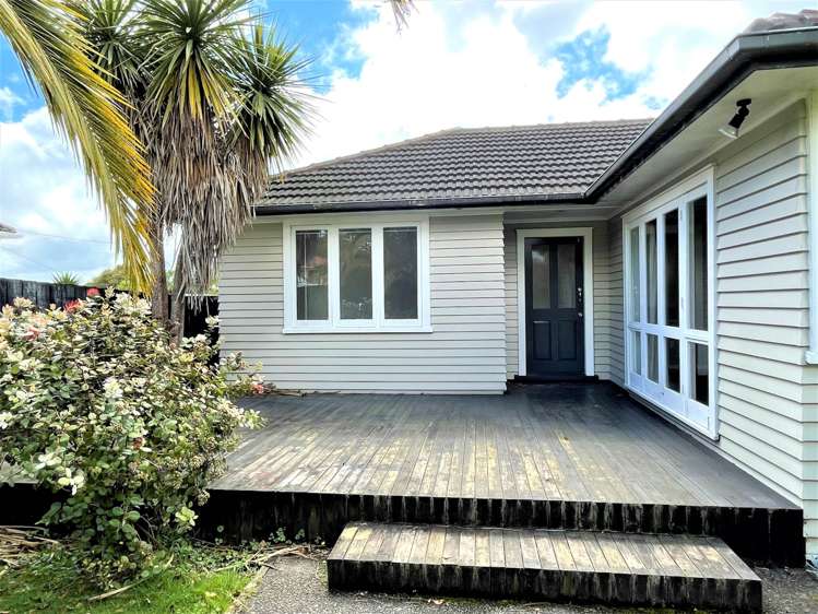 8 Grainger Road Te Atatu South_1