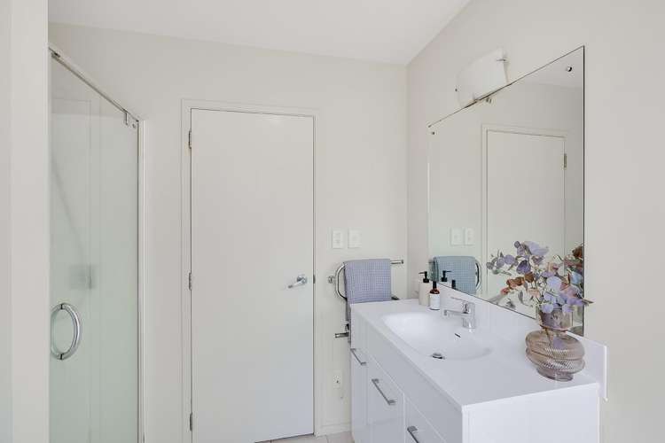 2/5a Opoia Road Hamilton East_13