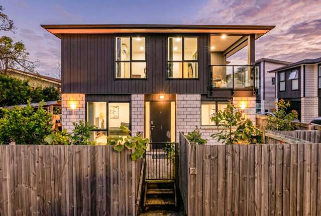 Modern 5-Bedroom Home with High Ceilings!