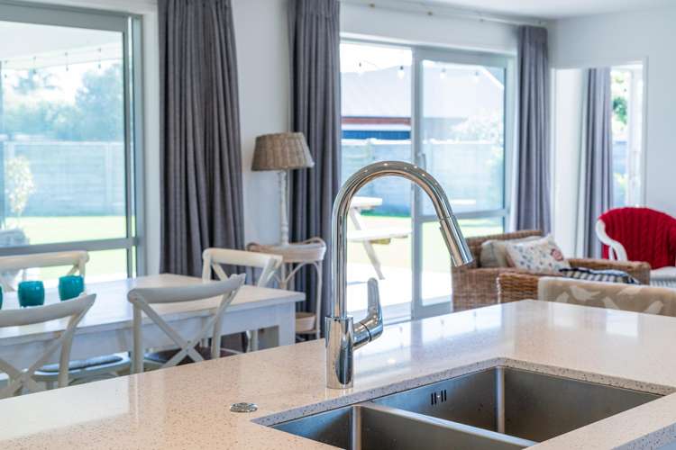 44 Longreach Drive Cooks Beach_11