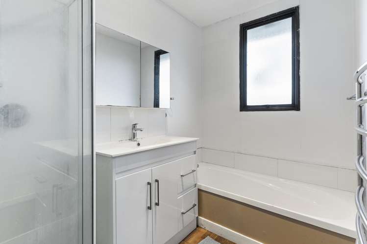 211 Glengarry Road Glen Eden_11