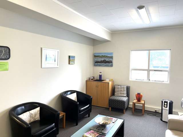 Quality 1st floor office - Kapiti business centre