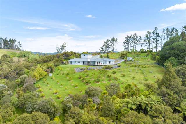 Gorgeous views, stunning sheltered home!