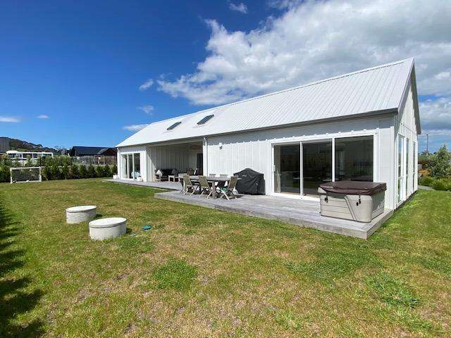 Modern Family Home in Pyrus Grove – Matakana