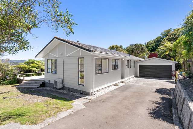 Single Level Living, Sun & Double Garage in Karori
