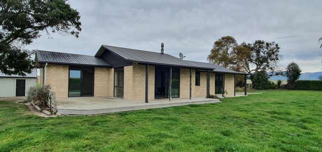 Beautiful Modern 3-Bedroom Home – Quiet Rural Location