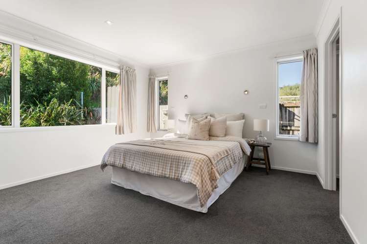 4 Fender Close Pyes Pa_7