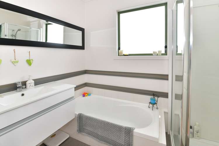 2/10 Ross Crescent Orewa_13