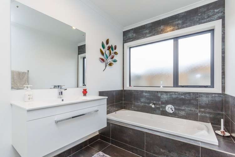 5 Saint Heliers Grove Fitzherbert_13