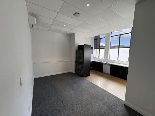 2/66 Bank Street 11640_3