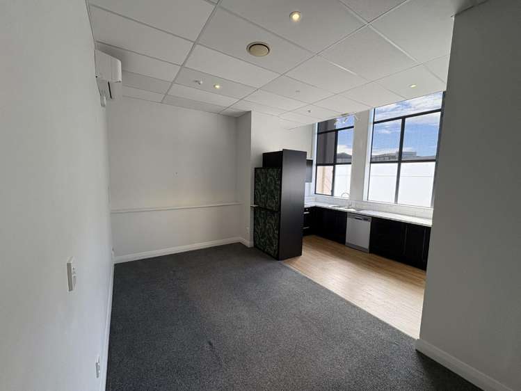 2/66 Bank Street 11640_3