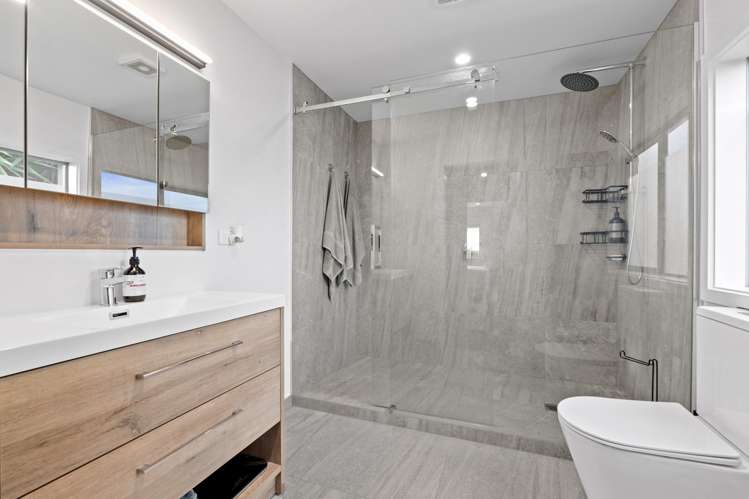 24 John Dee Crescent Red Beach_19